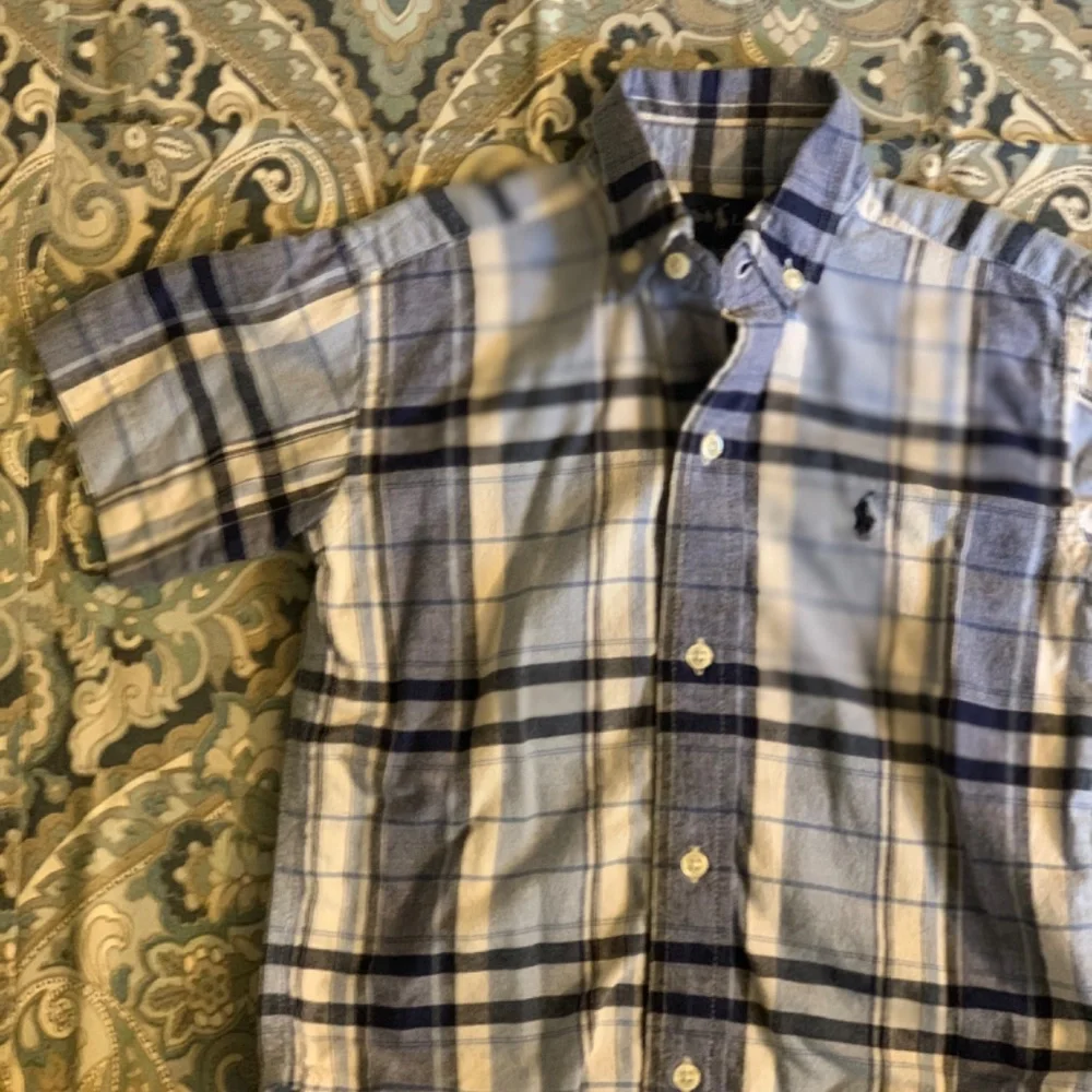 Four button down shirt - Picture 2 of 9